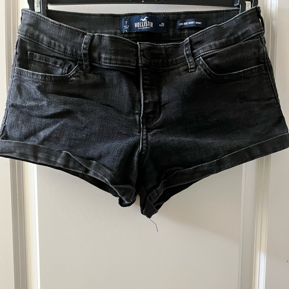 Hollister Low-Rise Short-Short Sz 7 / w28